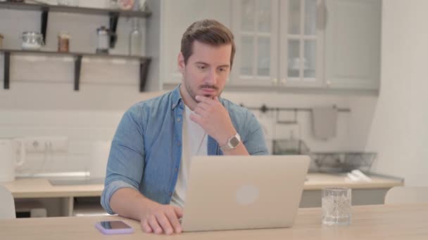 Mladý Muž Přemýšlí Pracuje Notebooku — Stock video