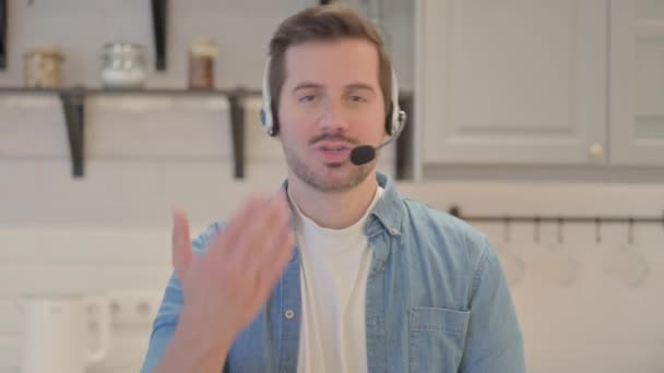Hombre Joven Con Auriculares Que Habla Con Los Clientes Línea — Vídeo de stock
