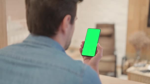 Närbild Mature Man Använda Telefon Med Grön Skärm — Stockvideo