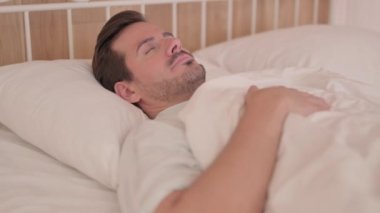 Evde yatakta uyumak yorgun genç adam