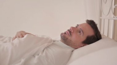 Yatakta Uyuyan Dalgın Genç Adam 'ın Yan Görünümü