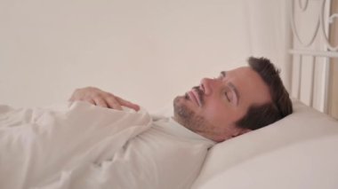 Yatakta Uyuyan Genç Adam 'ın Yan Görünümü