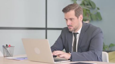 Genç İşadamı Bilgisayarı Kapattıktan sonra Ofisten Ayrıldı