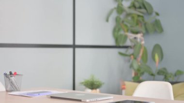 Genç İş Adamı Ofise Geldi ve Dizüstü bilgisayarla Çalışmaya Başladı