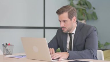 Genç İşadamı Laptop 'ta Kaybından Şok Oldu