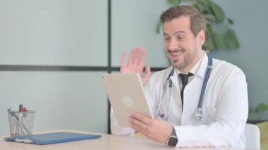 Klinikteki Genç Erkek Doktor 'un Tabletteki Çevrimiçi Video Sohbeti