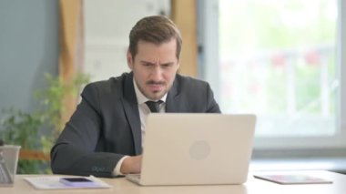 Genç İşadamı Laptop 'ta Kaybından Şok Oldu