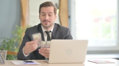 Genç İşadamı İş yerinde Dolar Sayıyor, Para Kazanıyor