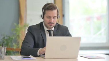 Çağrı Merkezi 'nde Kulaklıklı Genç Adam' dan Baş Parmakla