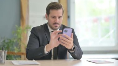 Genç İşadamı Akıllı Telefon 'da Başarı Kutlaması
