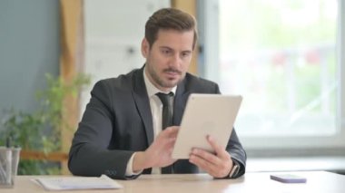 Tablet PC kullanan Neşeli Genç İş Adamı