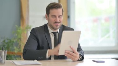 Genç İşadamı tarafından Tablet Online Görüntülü Sohbet