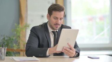 Tablet 'te Başarıyı Kutlayan Genç İşadamı