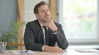 Düşünceli genç işadamı Yeni Fikir Düşünüyor