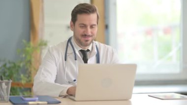 Klinikteki Laptop 'ta Genç Erkek Doktor' dan Online Video Sohbeti