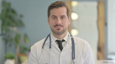 Klinikte Ciddi Genç Doktor Portresi