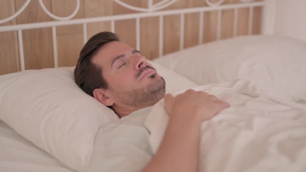 Beteg Fiatalember Köhög Miközben Fekszik Ágyban — Stock videók