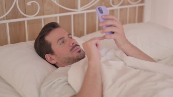 Junger Mann Durch Verlust Seines Telefons Bett Geschockt — Stockvideo