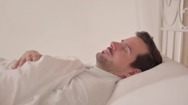 Seitenansicht Eines Jungen Mannes Der Bett Hustet — Stockvideo