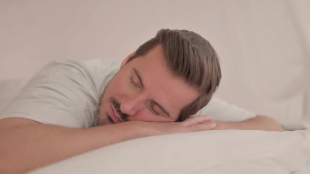 Fiatalember Alszik Miközben Fekszik Gyomor Ágyban — Stock videók