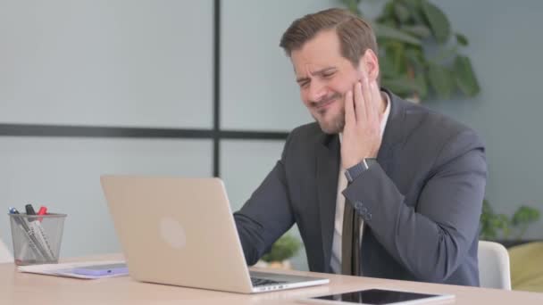Junger Geschäftsmann Mit Zahnschmerzen Bei Der Arbeit Laptop Infektion — Stockvideo