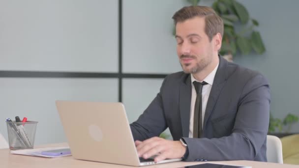 Διαδικτυακή Συνομιλία Βίντεο Από Young Businessman Στο Laptop — Αρχείο Βίντεο