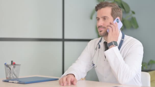 Genç Doktor Klinikte Telefonda Konuşuyor — Stok video