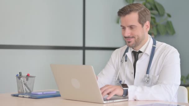 Online Video Chat Por Jovem Médico Masculino Laptop Clínica — Vídeo de Stock