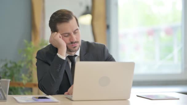 Joven Empresario Cansado Durmiendo Sentado Oficina — Vídeos de Stock