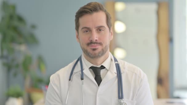Nein Junger Männlicher Arzt Winkt — Stockvideo