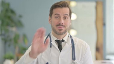 Çevrimiçi Video Sohbeti Yapan Genç Doktor Portresi