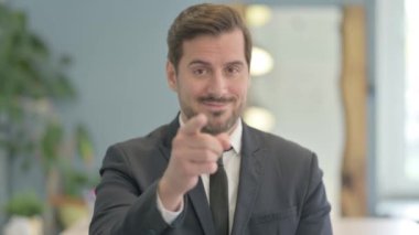 Yeni İnsanları Davet Eden İşadamının Portresi