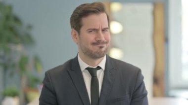 İnkar eden İşadamının El Sallama Parmağı Portresi