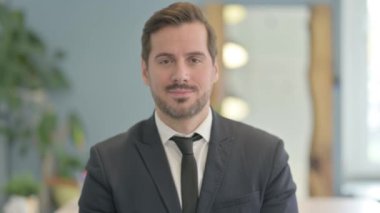Başarılı Genç İşadamının Heyecanlı Portresi
