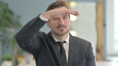 Fırsat Arayan Genç İşadamının Portresi