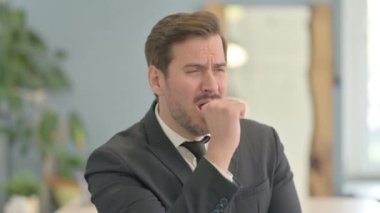 Ofiste Öksüren Hasta Genç İş Adamının Portresi