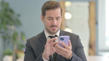 Smartphone kullanan Genç İşadamının Portresi