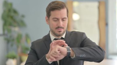 Olgun Adam Evde Akıllı Saat Kullanıyor