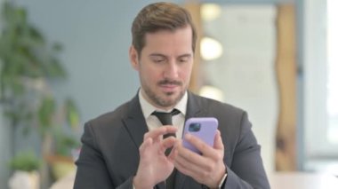 Smartphone 'da Başarıyı Kutlayan Genç İşadamı Portresi