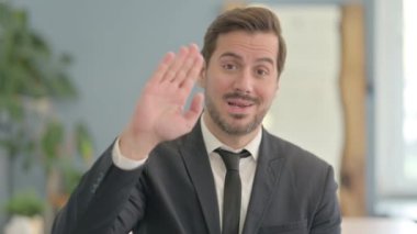 Çevrimiçi Video Sohbeti yapan Genç İş Adamı