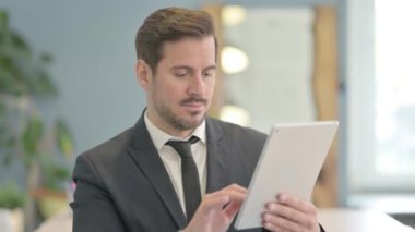 Tablet Bilgisayar kullanan Genç İşadamının Portresi