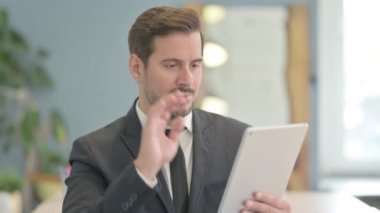 Tablet 'te Video Sohbeti yapan Genç İşadamının Portresi