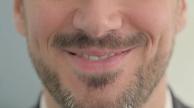 Gülümseyen Genç Adam 'a Yaklaş Dudaklar ve Dişler