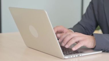 Dizüstü bilgisayarda çalışan İşadamının kapanışı