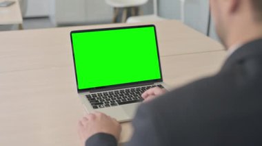 Yeşil Ekranlı Dizüstü Bilgisayar Kullanan İşadamı