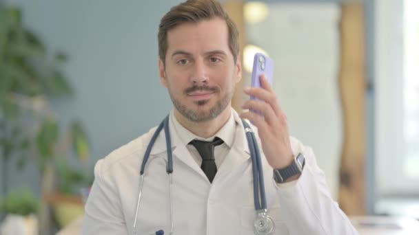 Portrét Mladého Muže Doktor Mluví Telefonu — Stock video