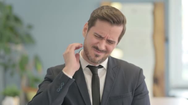 首の痛みを持つ疲れた若いビジネスマンの肖像 — ストック動画