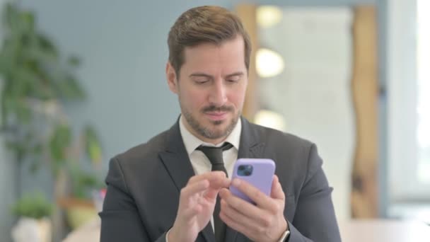若いビジネスマンの肖像 電話で話す — ストック動画