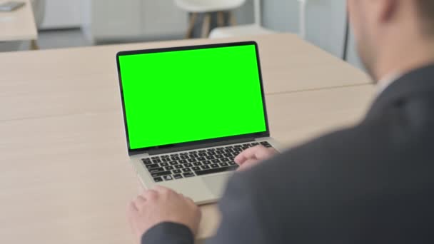Forretningsmann Som Bruker Laptop Med Green Screen – stockvideo