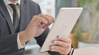 İşadamı Eli Tablet Bilgisayarını Kullanırken Kapat